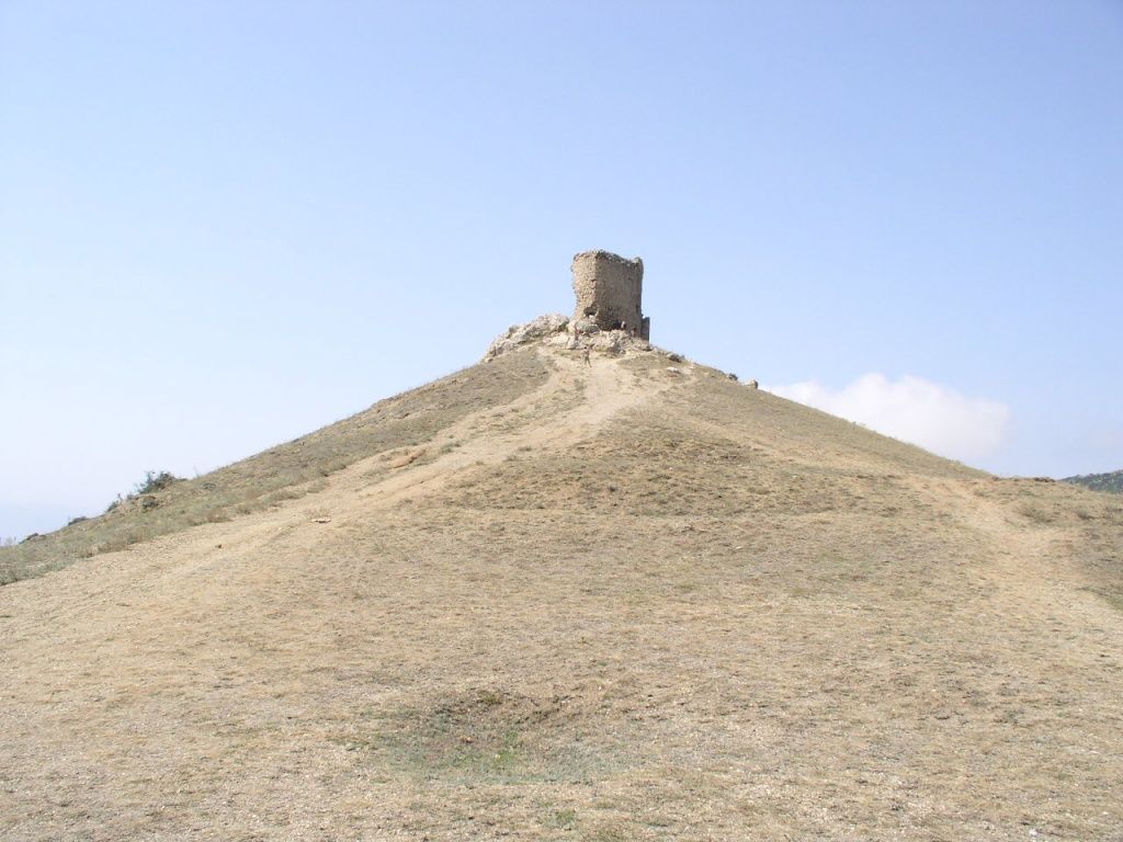 Вид снизу на башню Чембало