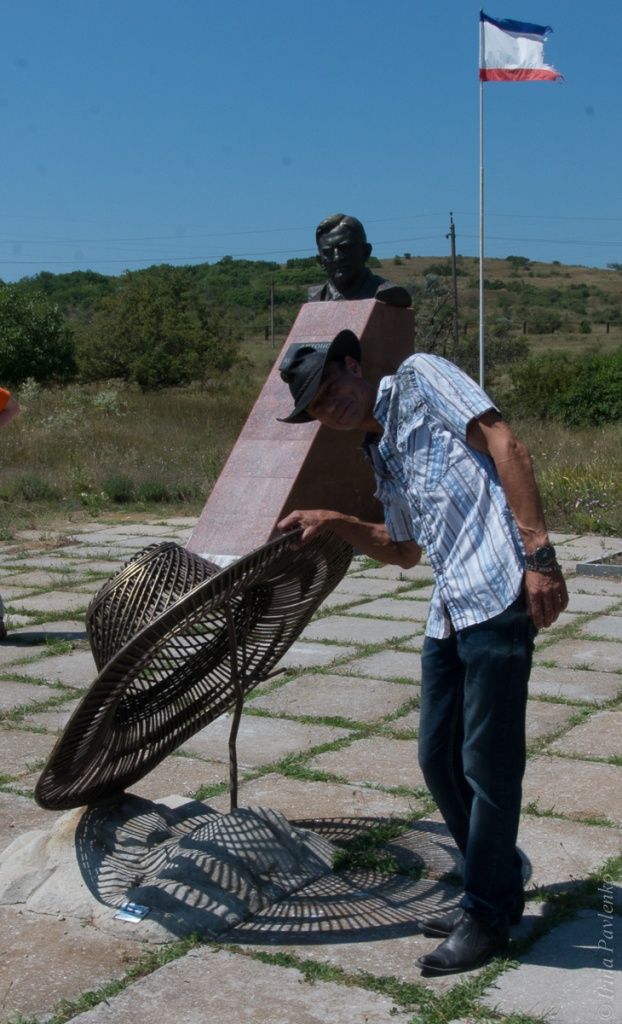 Памятник шляпе Волошина в Центре планерного спорта