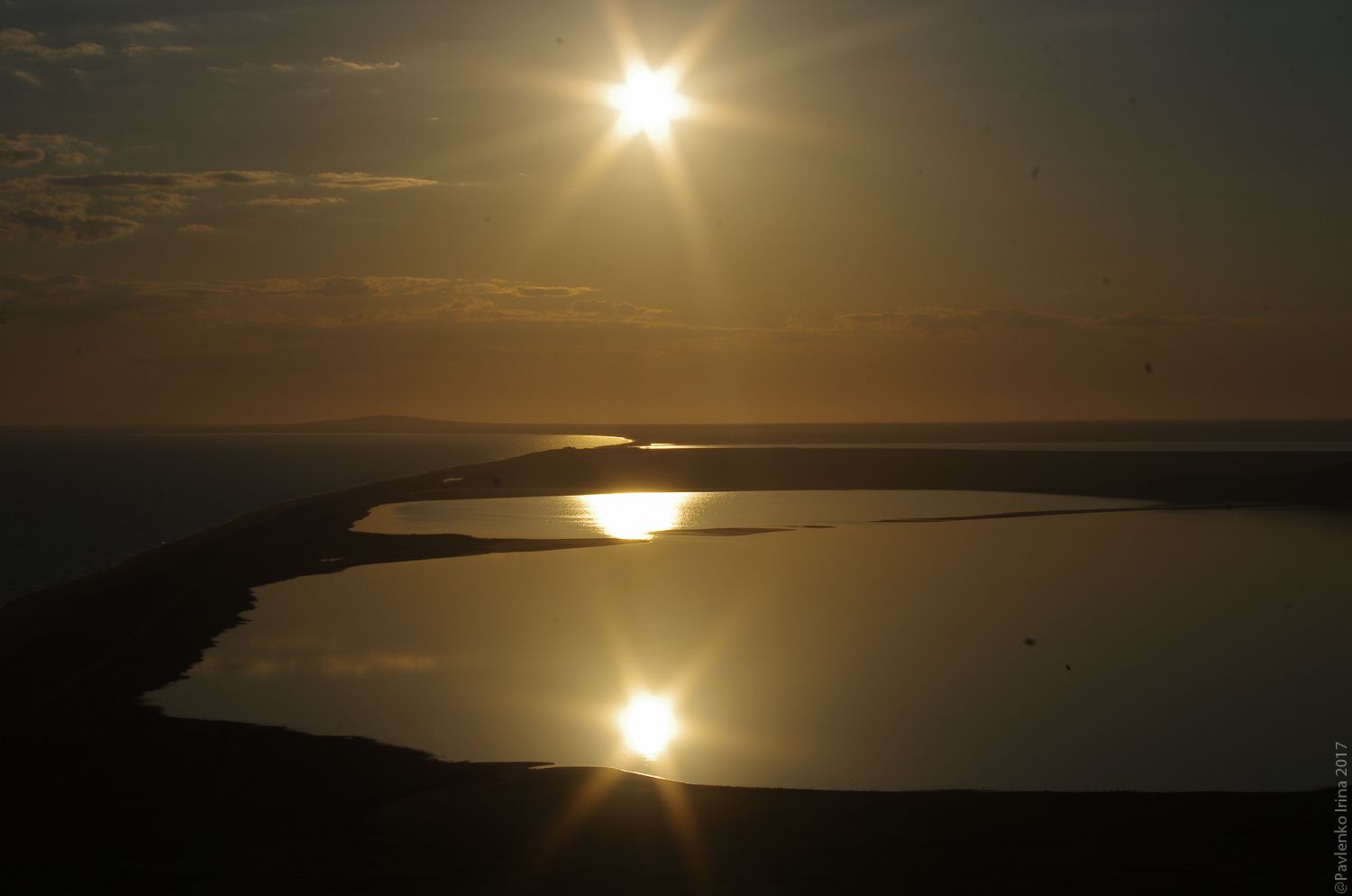Опук, Кояшское озеро отделёно от Чёрного моря узким перешейком.
