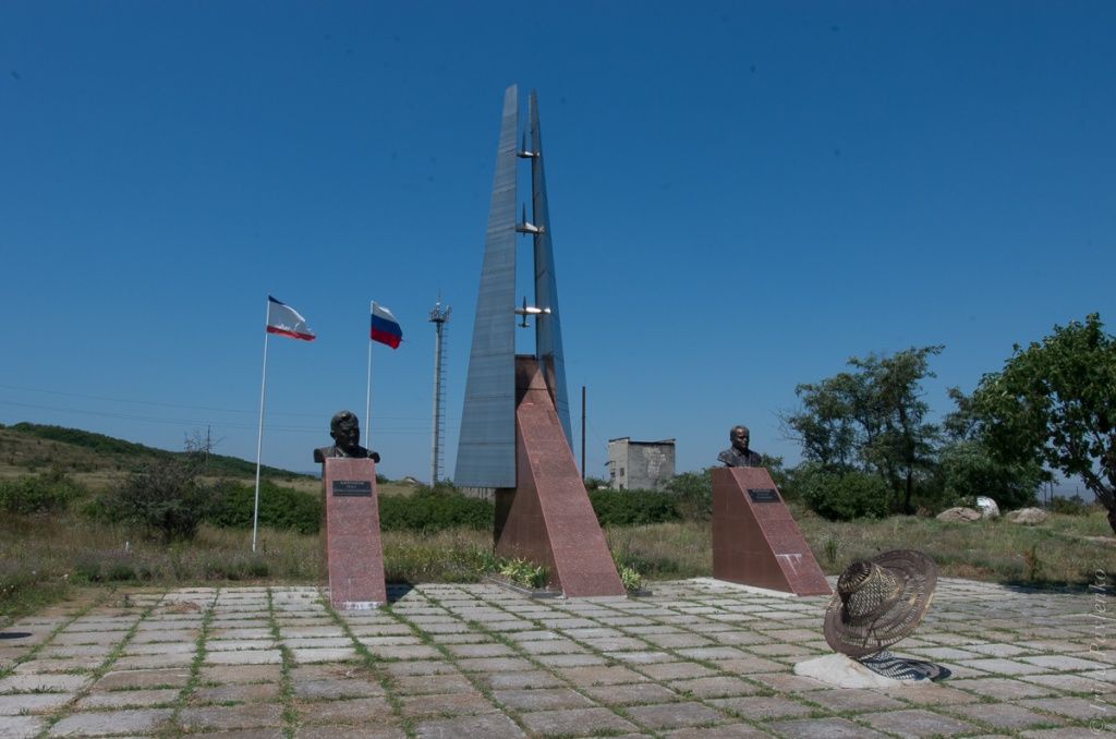Центр планерного спорта Коктебель - памятники Антонову и Королёву