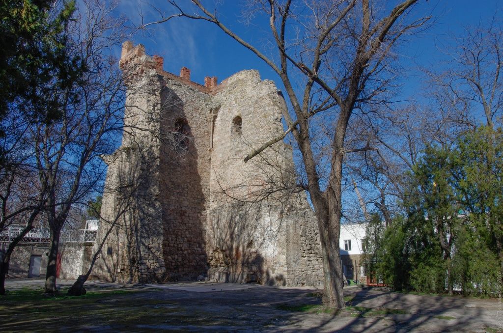 Башня Константина, сооружена в городе во времена правления генуэзцев