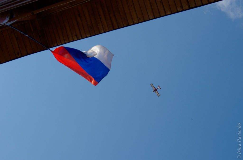 Флаг России и самолёт. Качи-кальон