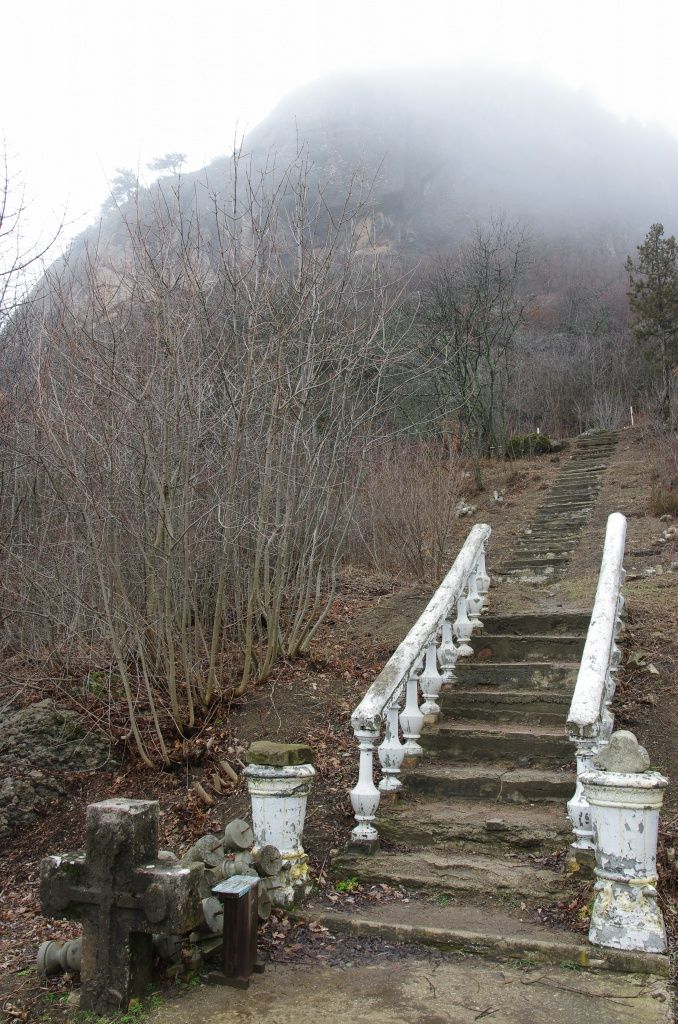 Лестница к кладбищу. Кизилташский монастырь 
