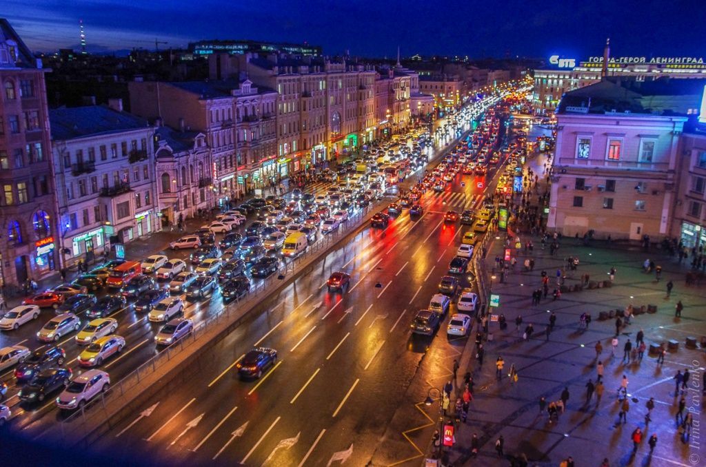 Метро ночью спб. Ночной Питер освещение. Московская Санкт-Петербург ночью. Галерея Санкт-Петербург ночью. Магазины Санкт-Петербурга ночью.