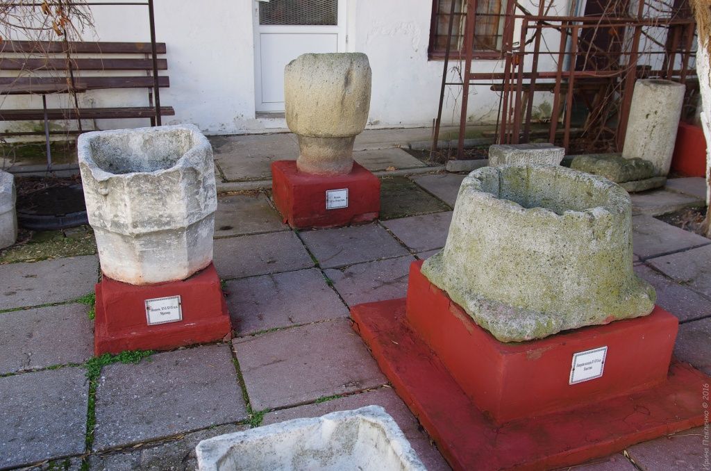 Навершие колодцев из известняка, и мраморный водоем в лапидарном дворике Музея Древностей Феодосии