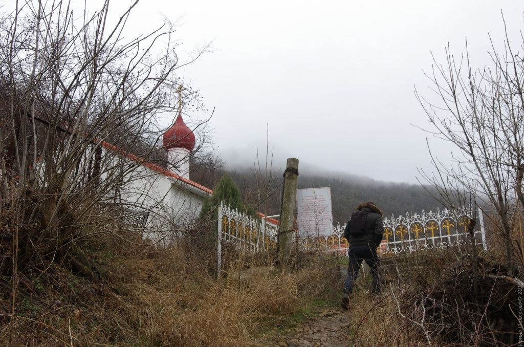 Вход в Кизилташский монастырь