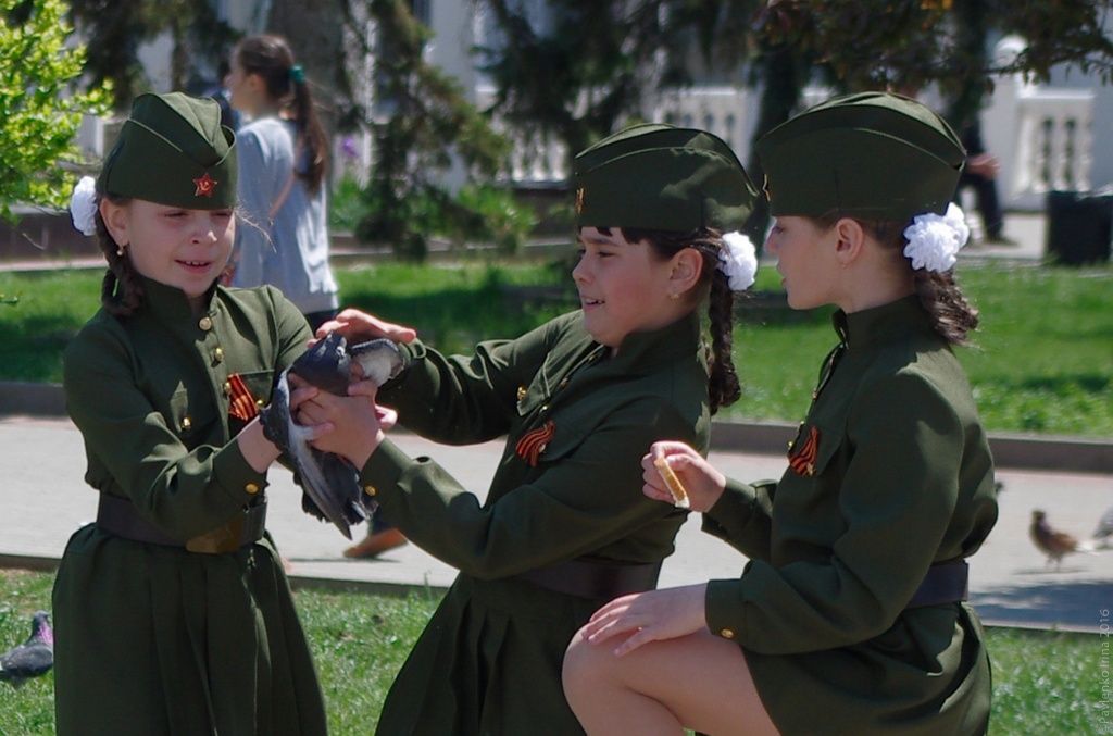 Саки, голуби, День Победы 2016, девочки в военной форме