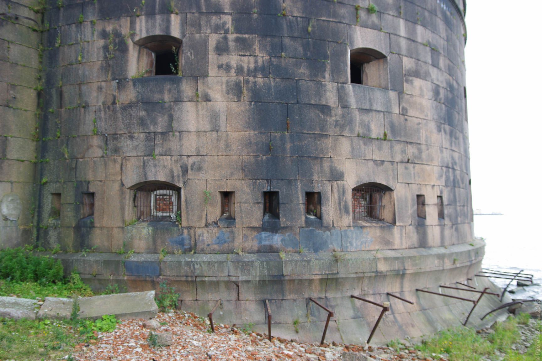 До сих пор вид Чумного форта с его черными от копоти стенами навевает страх от проходивших здесь когда-то опасных опытов с чумой. 
